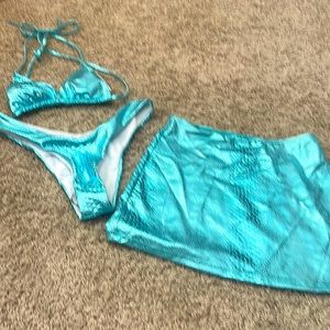 Wow!! What a sassy sexy swim suit and coverup set!!